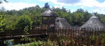 Family Retreat With Panoramic Lake View And Large Front And Back Gardens