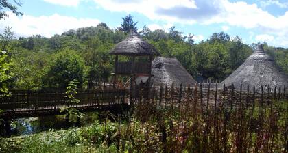 Family Retreat With Panoramic Lake View And Large Front And Back Gardens