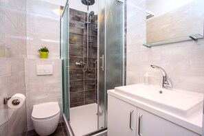 Douche, sèche-cheveux, bidet, serviettes fournies