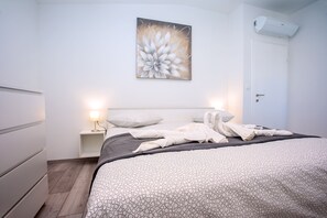 3 chambres, coffres-forts dans les chambres, fer et planche à repasser