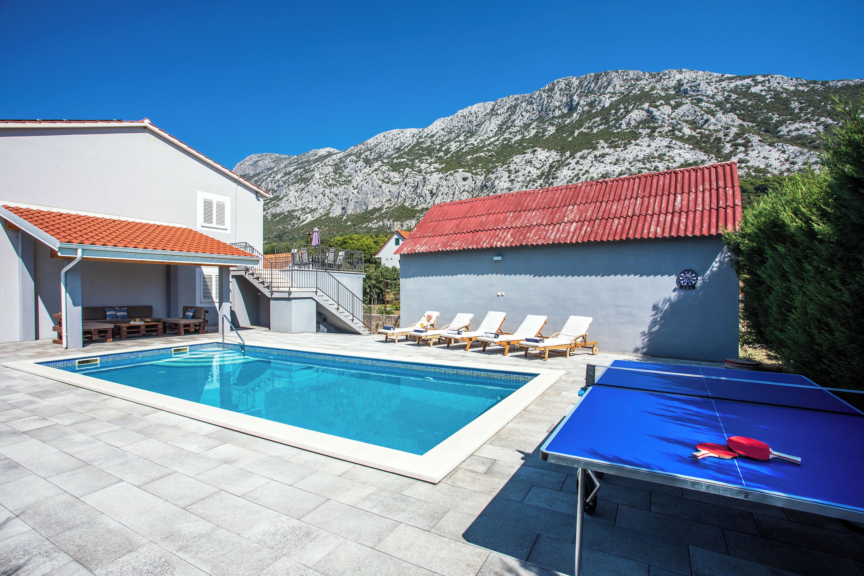 Utendørsbasseng og et oppvarmet basseng