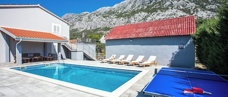 Utendørsbasseng og et oppvarmet basseng