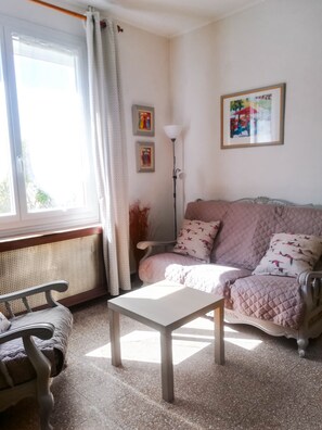 Télévision, livres, chaîne hi-fi