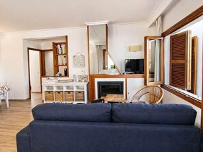 Smart TV, fireplace