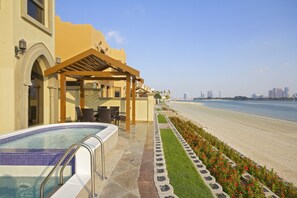 Outdoor pool - Bespoke Residences-Luxury Frond A Villas (Dubai)