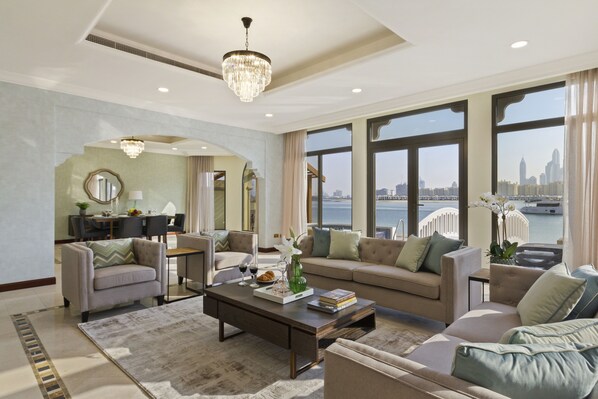 Villa Luxe, plusieurs lits, non-fumeurs, vue plage | Salle de séjour | Télévision LED