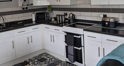 Canol Cae Cottage Jasmine in Penrhyndeudraeth near Porthmadog. Pet Friendly.