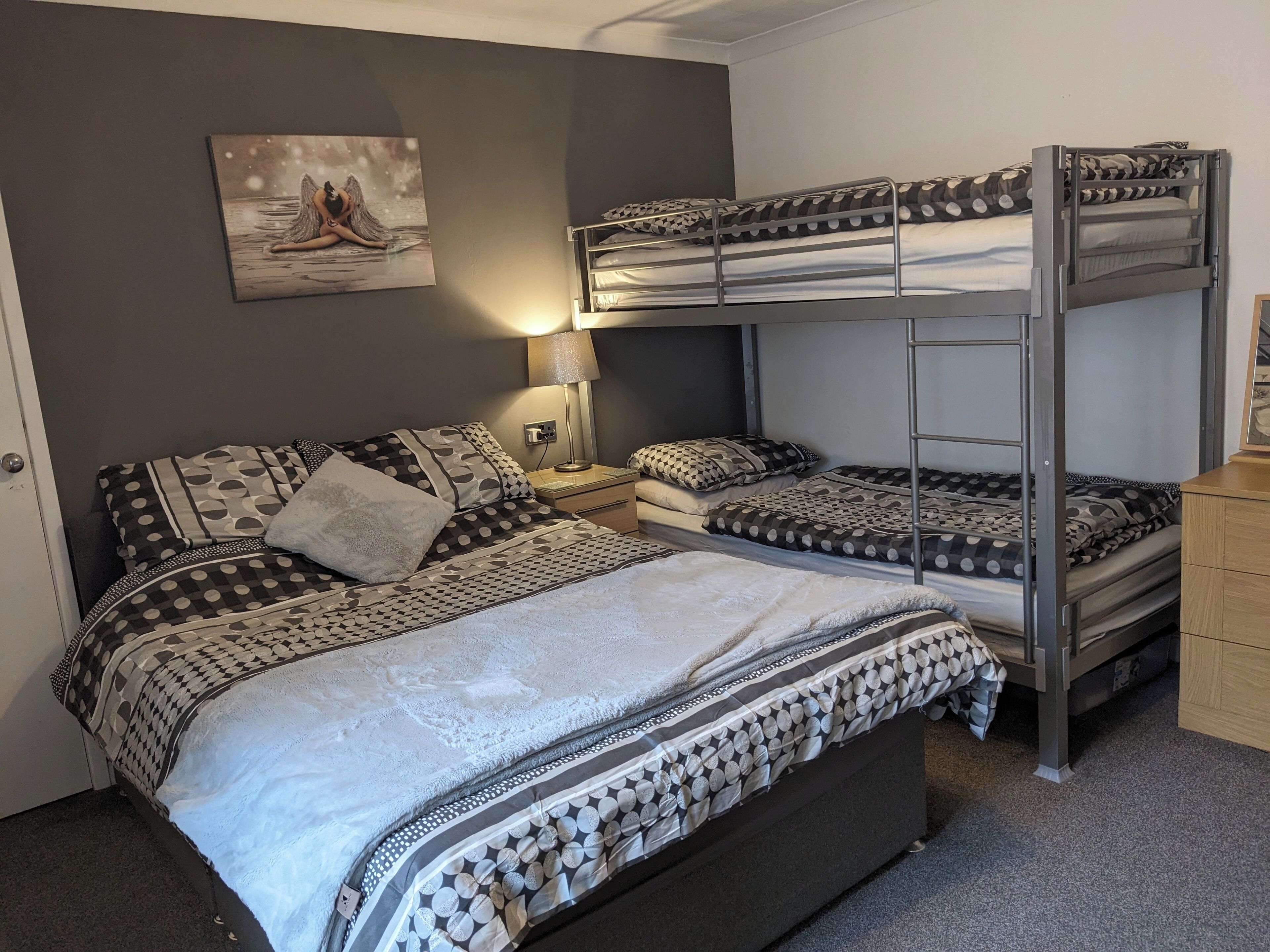 1 dormitorio, tabla de planchar con plancha, cuna de viaje y wifi gratis