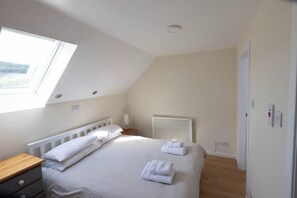 2 habitaciones, tabla de planchar con plancha y cuna de viaje 