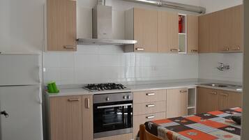 Kühlschrank, Ofen, Herdplatte, Wasserkocher mit Kaffee-/Teezubehör