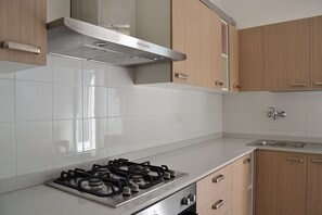 Réfrigérateur, four, plaque de cuisson, cafetière/bouilloire