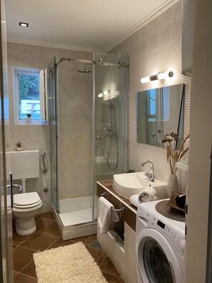 Dusche, Haartrockner, Handtücher
