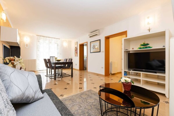 TV - Charming 2-Bedroom apartment for 4 (Artatore)