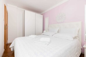 2 bedrooms, free WiFi, bed sheets - Charming 2-Bedroom apartment for 4 (Artatore)