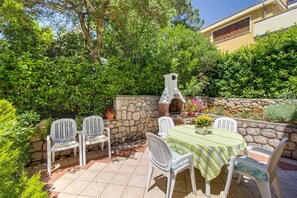 Outdoor dining - Charming 2-Bedroom apartment for 4 (Artatore)