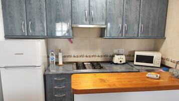 Een koelkast, een microgolfoven, een oven