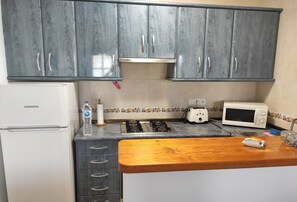 Fridge, microwave, oven, coffee/tea maker
