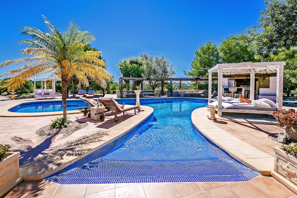 Oodles Retreat a 5 Star Luxury House available to privately hire