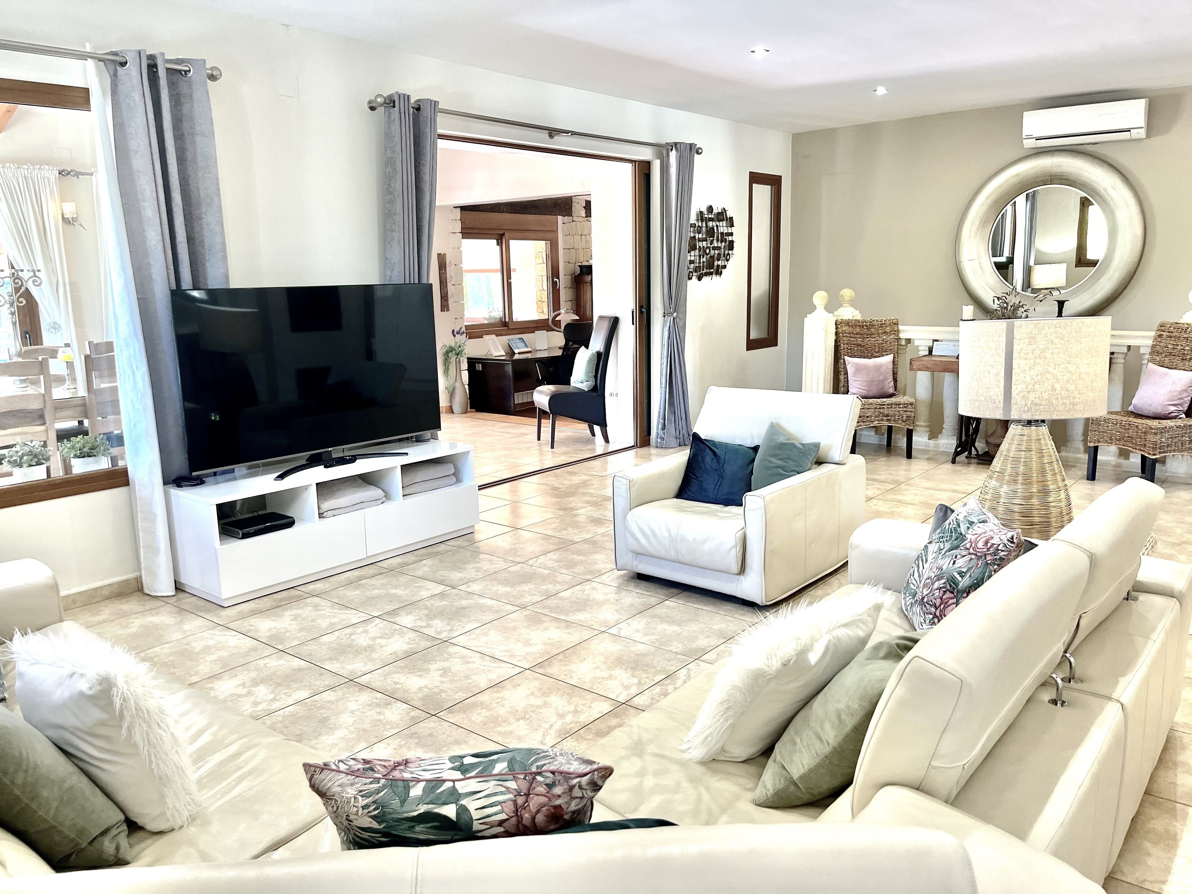 Oodles Retreat a 5 Star Luxury House available to privately hire