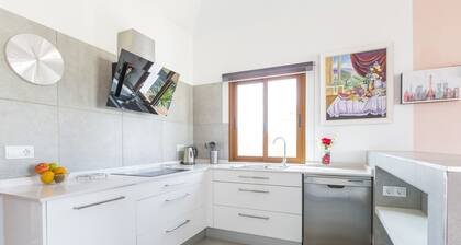 "Villa Bella Lucia 3" lämmitetty uima-allas, WiFi, grilli, satelliitti-tv.