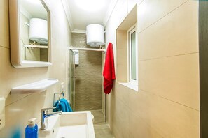 Douche, séchoir à cheveux, serviettes fournies