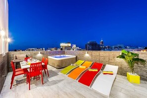 Outdoor dining - Studio Penthouse Apartment with Jacuzzi in St. Julian's (Swieqi)