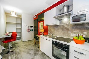 Fridge, microwave, oven, stovetop - Studio Penthouse Apartment with Jacuzzi in St. Julian's (Swieqi)