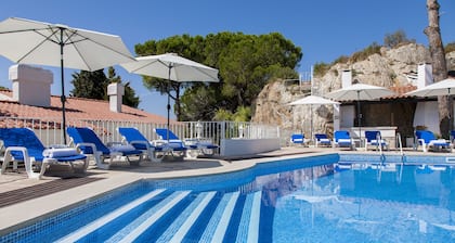 Luxusvilla in Sesimbra. Erstaunlicher natürlicher Chlorpool. Garten In der Nähe des Meeres