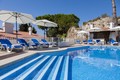 Luxury Villa, Sesimbra. Amazing natural chlorine pool. Garden Near the sea
