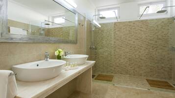 Dusche, Haartrockner, Bidet, Handtücher