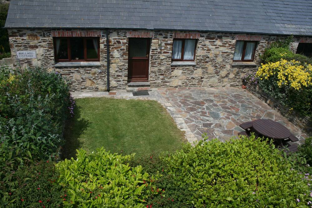 Dog friendly 3 Bed Barn Conv on working farm. Close to Padstow and local beaches