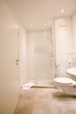 Shower, free toiletries, hair dryer, towels - Landgasthof zum Herz (Halblech)