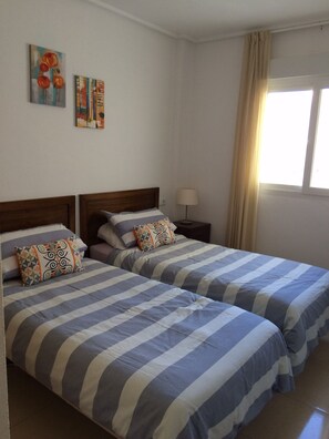 2 habitaciones, tabla de planchar con plancha y cuna de viaje 