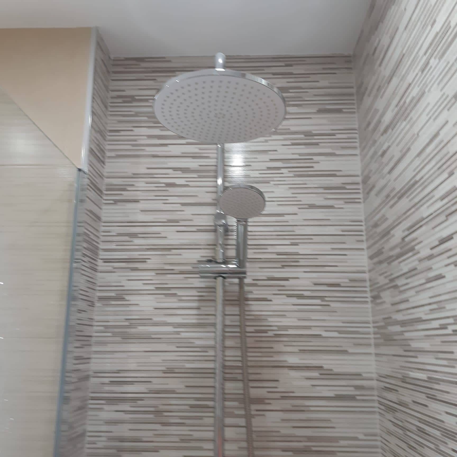 Ensemble douche/baignoire, sèche-cheveux, serviettes fournies
