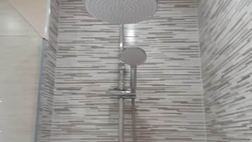 Ensemble douche/baignoire, sĂšche-cheveux, serviettes fournies