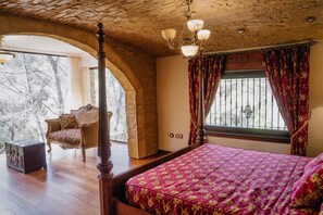 A bedroom with a four-poster bed, a wooden chest, and a chair. - Impressive chalet in a quiet rural area near to the beach (Sagunt)