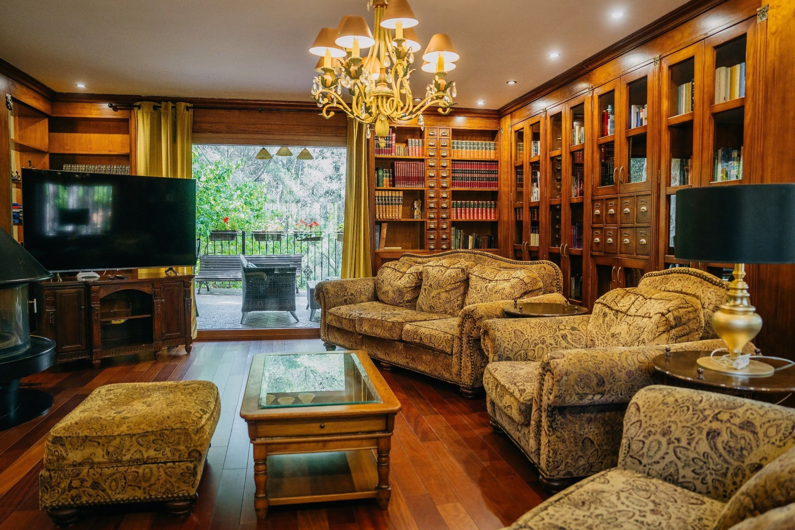 Een smart-tv, een open haard, een dvd-speler en boeken