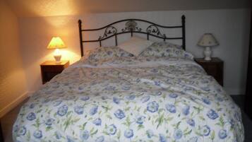 4 bedrooms, iron/ironing board, WiFi, bed sheets