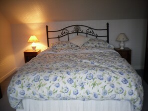 4 bedrooms, iron/ironing board, WiFi, bed sheets