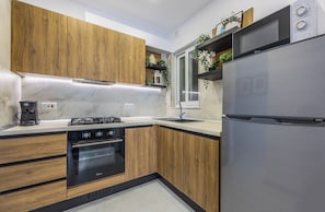 Fridge, microwave, oven, stovetop