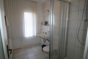 Ducha, artículos de tocador gratuitos, toallas