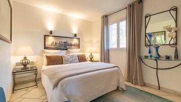 1 soverom, skrivebord, lydisolert og strykejern/-brett