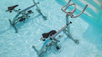 Een buitenzwembad en een verwarmd zwembad