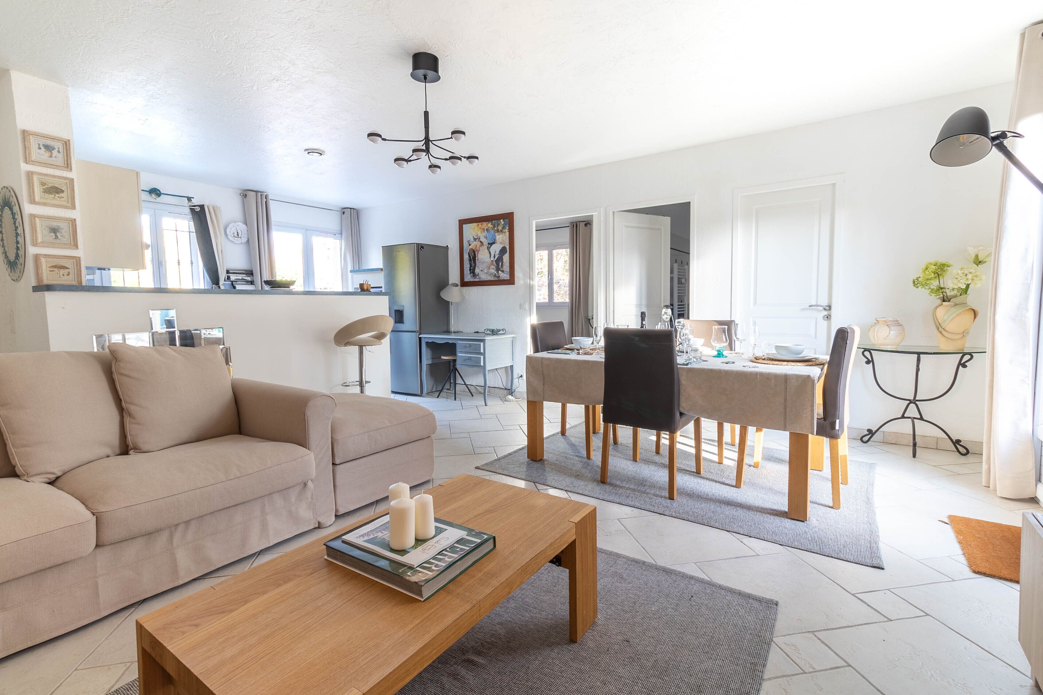 TV connectée, baby-foot, table de tennis de table, livres