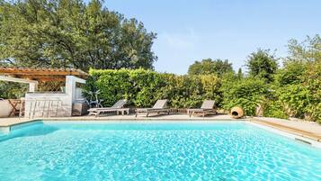 Utendørsbasseng og et oppvarmet basseng