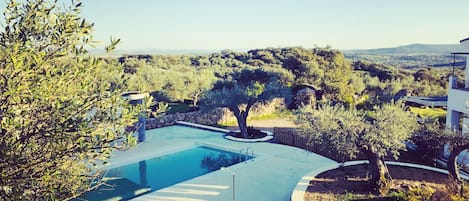 Una piscina al aire libre