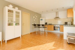 Réfrigérateur, four à micro-ondes, un four, surface de cuisson