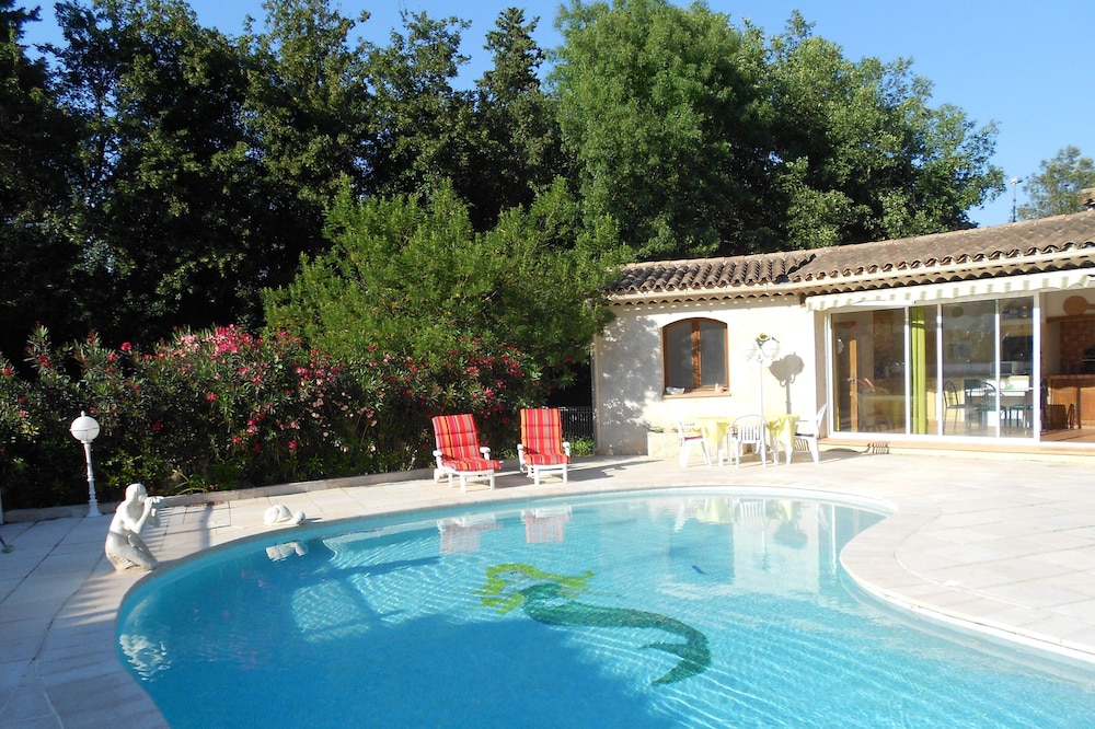 Between Monaco and Cannes 2-room villa with private pool in a quiet area