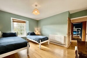 6 bedrooms, iron/ironing board, WiFi, bed sheets