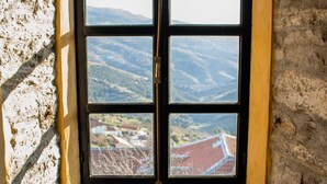 Habitació rústica amb una finestra gran que donava a una vall.